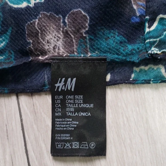 3/$35 Patterned floral infinity scarf from H&M - Picture 6 of 7